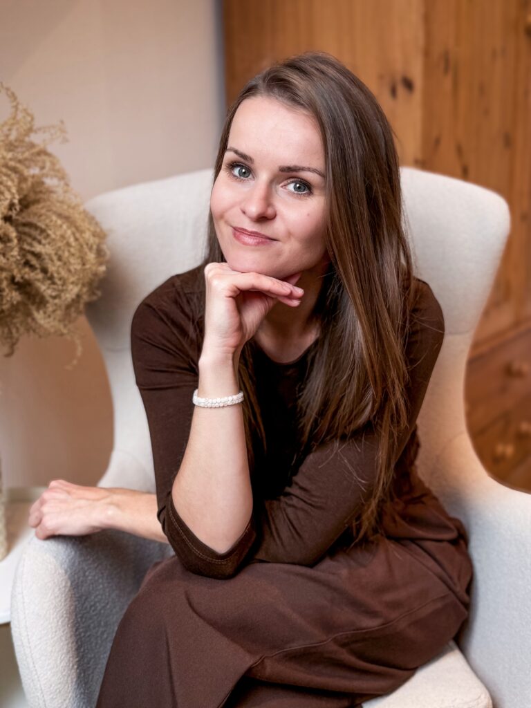 Katarzyna Ołów naturopata - portret w gabinecie podczas konsultacji